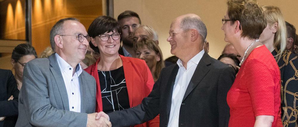 Die Kandidatenpaare Norbert Walter-Borjans (l) und Saskia Esken (2.v.l) sowie Olaf Scholz 2.v.r.) und Klara Geywitz (r) gratulieren einander zum Einzug in die Stichwahl während der Bekanntgabe des Ergebnisses des Mitgliedervotums zum Parteivorsitz der SPD im Willy-Brandt-Haus.