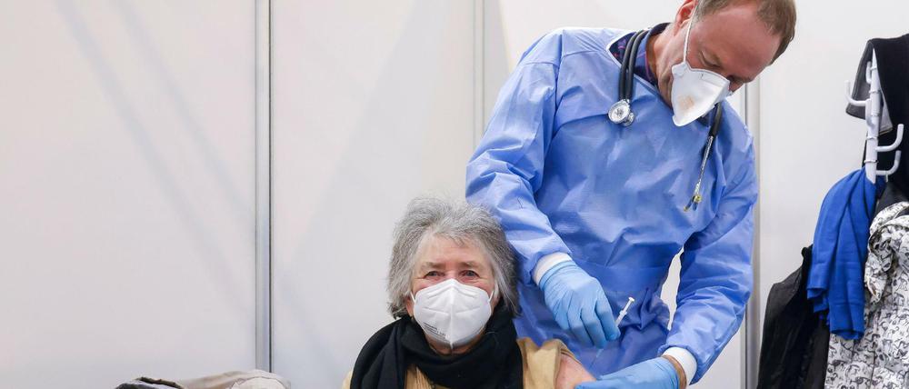 Eine Frau wird im Corona Impfzentrum Essen geimpft.