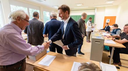 Sachsens Ministerpräsident Michael Kretschmer (CDU) am Sonntag bei der Stimmabgabe in Dresden. 