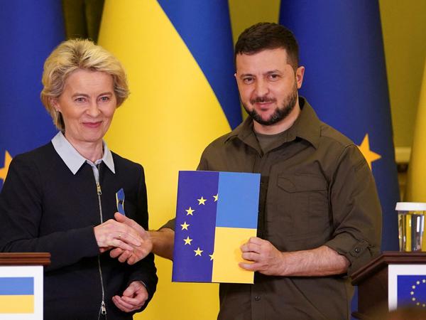 EU-Kommissionspräsidentin Ursula von der Leyen sichert dem ukrainischen Präsidenten Wolodymyr Selenskyj eine schnelle Entscheidung zum EU-Kandidatenstatus zu. 