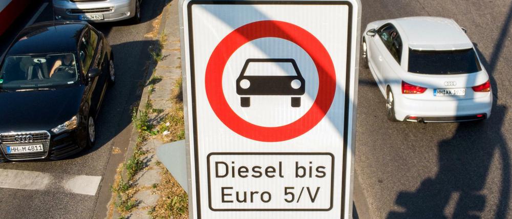 Ein Fahrverbotsschild für Fahrzeuge mit Diesel-Motor bis Euro5 in Hamburg 