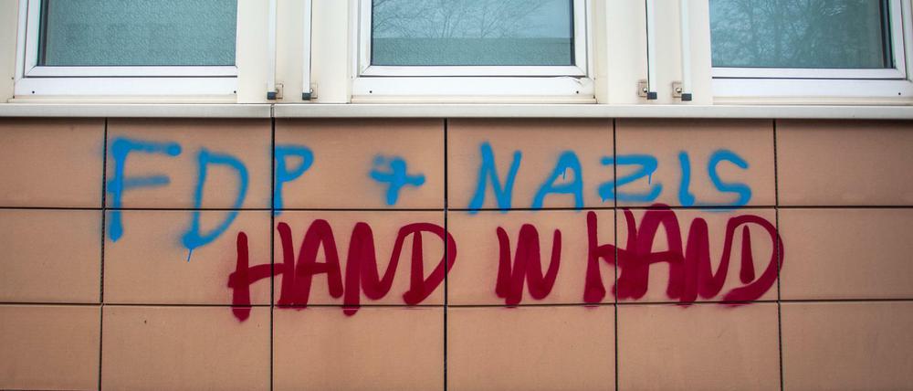 Die FDP Zentrale in NRW ist mit dem Schriftzug «FDP + Nazis Hand In Hand» beschmiert. 