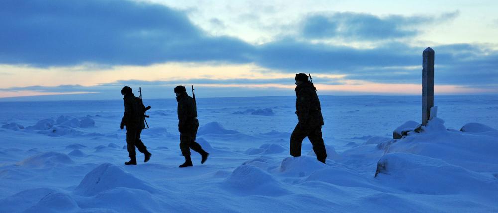 Russische Soldaten des Grenzschutzstützpunkts Nagursdkaya in der russischen Arktis im Franz-Joseph-Land bewachen das Gebiet (Symbolbild).