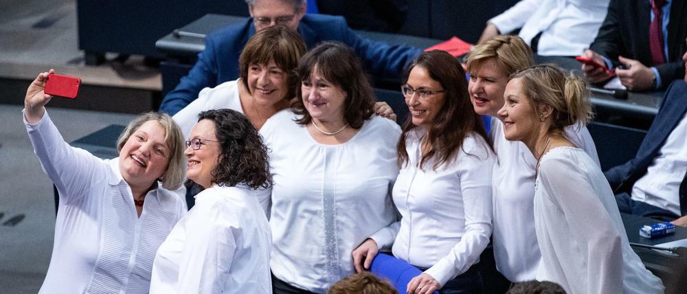 Selfie in der Feierstunde des Bundestags 2019 zu 100 Jahren Frauenwahlrecht. Doch bei der Nominierung von Kandidatinnen hapert es noch gewaltig. 