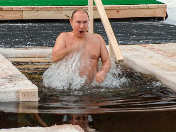 Wladimir Putin ließ sich am Dienstag beim rituellen Eisbad ablichten. 