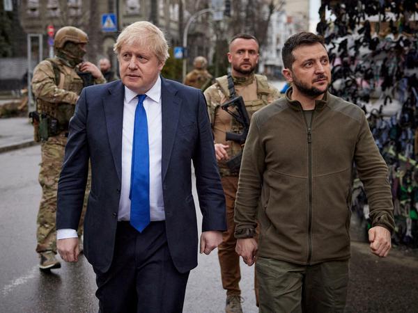 Großbritanniens Premier Boris Johnson geht mit dem ukrainischen Präsidenten Selenskyi durch Kiew. 