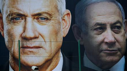 Israels Regierungschef Benjamin Netanjahu (rechts) und sein oppositioneller Rivale Benny Gantz auf einem Wahlplakat im Jahr 2020.