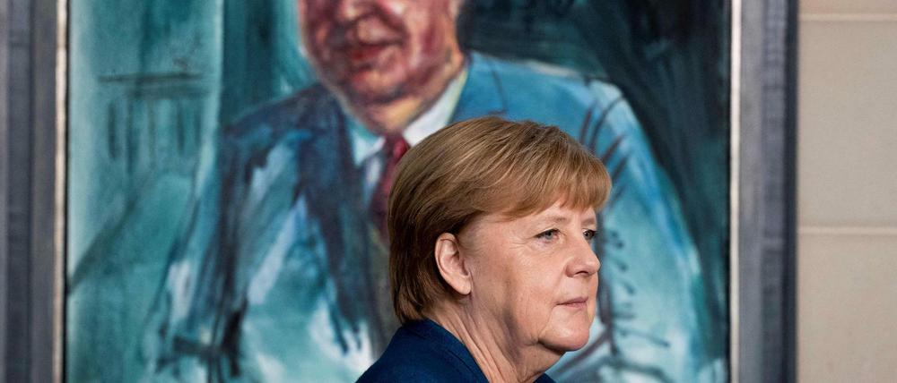 Angela Merkel vor einem Porträt ihres Amtsvorgängers Helmut Kohl im Bundeskanzleramt. 
