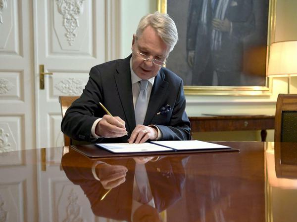 Der finnische Außenminister Pekka Haavisto unterzeichnet den Antrag auf Nato-Mitgliedschaft.