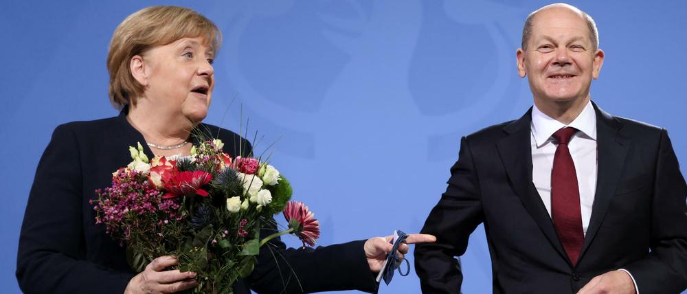 Ex-Bundeskanzlerin Angela Merkel hat das Kanzleramt an ihren Nachfolger Olaf Scholz übergeben.