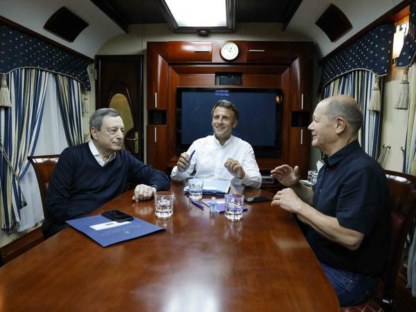Im Nachtzug nach Kiew: MArio Draghi, Emmanuel Macron, Olaf Scholz. 