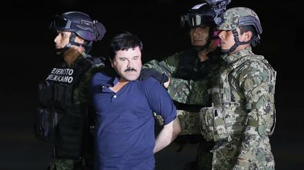 Joaquín „El Chapo“ Guzmán - hier bei seiner Festnahme am Freitag - war vor sechs Monaten durch einen Tunnel ausgebrochen.