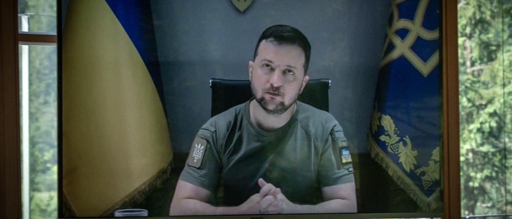 Der ukrainische Präsident Selenskyj ist per Videokonferenz zur Arbeitssitzung der Gipfelteilnehmer dazugeschaltet. 