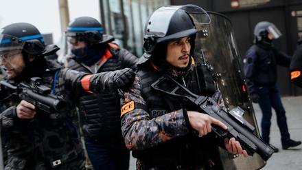 Bewaffnete Bereitschaftspolizisten beobachten eine Demonstration der "Gelbwesten" in Paris 