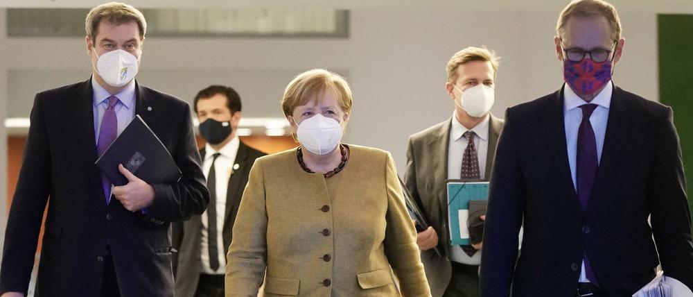 Kanzlerin Merkel mit Markus Söder und Michael Müller auf dem Weg zur Pressekonferenz.