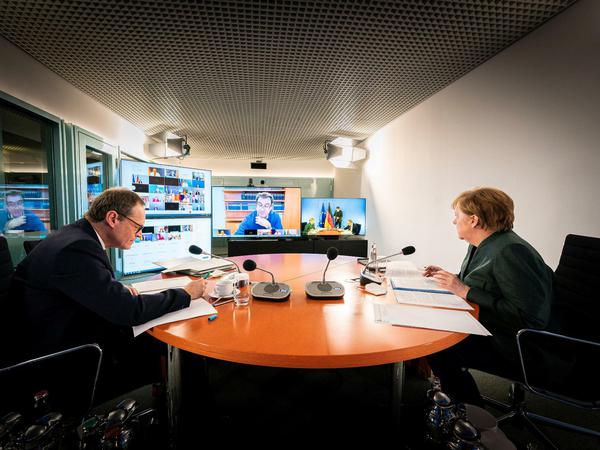 Videokonferenz auch beim Bund-Länder-Treffen. Vorne Angela Merkel und Michael Müller.