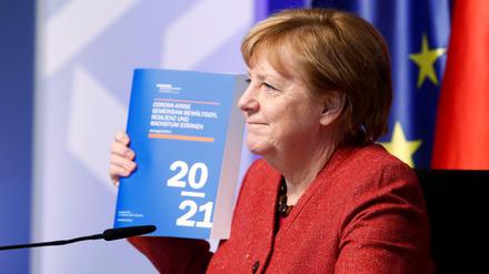 Verhalten optimistisch: Angela Merkel mit dem Report der Wirtschaftsweisen in der Hand.