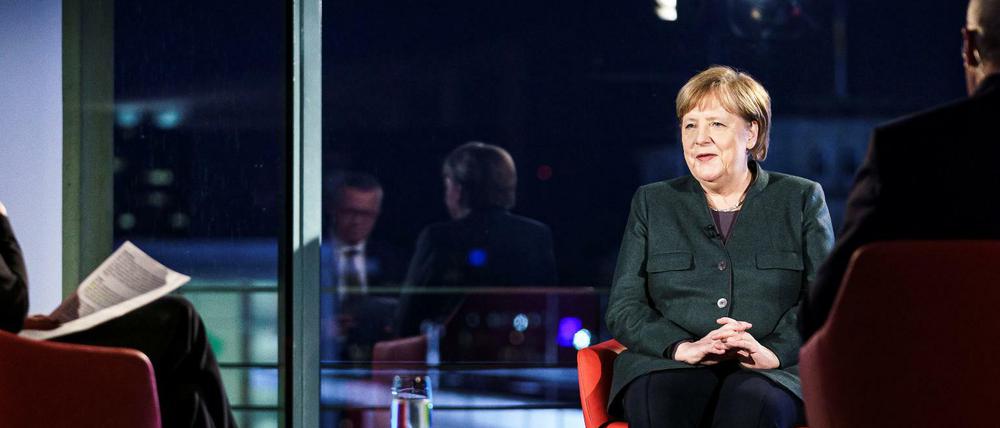 Bundeskanzlerin Angela Merkel sitzt mit den TV-Journalisten Tina Hassel und Rainald Becker vor einem Fernsehinterview mit der ARD im Kanzleramt.