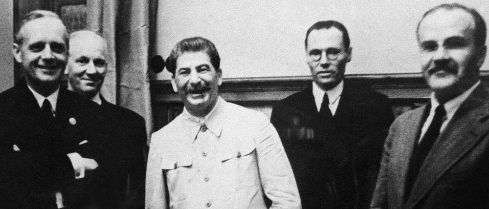Der Außenminister des Dritten Reiches Joachim von Ribbentrop (l.) und der sowjetische Diktator Josef Stalin (3. v.l.).