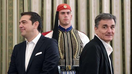 Finanzminister Eulkid Tsakalotos (rechts) zählt erneut zur Regierungsmannschaft des griechischen Ministerpräsidenten Alexis Tsipras. 
