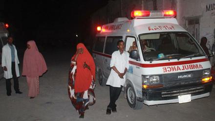 Hilfe in der Not: Ein Krankenwagen steht bereit, um die Opfer schnell zu versorgen.