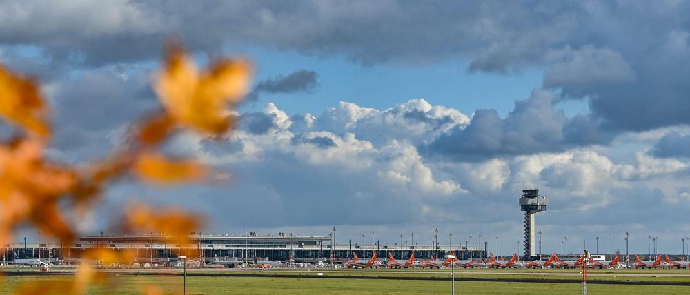 Noch ist kein Vogel in der Luft. Passagierflugzeuge von Easyjet stehen auf dem Vorfeld am Terminal 1 vom Hauptstadtflughafen Berlin Brandenburg.