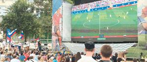 Flaggenwechsel. In Sewastopol wollen die Leute Russlands Nationalmannschaft siegen sehen. Bei der EM 2012 war das noch anders.