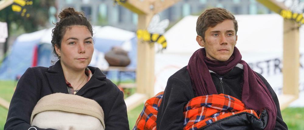 Lea und Henning, beiden verbliebenen Teilnehmer des «Hungerstreiks der letzten Generation», geben auf einer Pressekonferenz bekannt, dass sie ab sofort in einen trockenen Hungerstreik treten. 