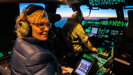 Verteidigungsministerin Christine Lambrecht (SPD) im Cockpit eines A400M-Transporters.