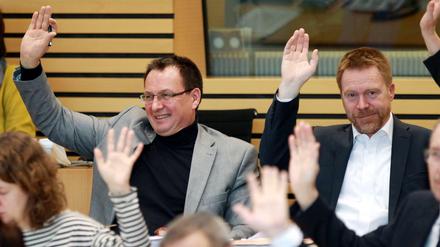 Auf seine Stimme kommt es an: der SPD-Abgeordnete Oskar Helmerich (links) im Dezember 2016 im Erfurter Landtag.