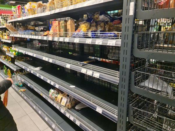 Leere Supermarktregale in Wyshnewe, einer Vorstadt von Kiew.