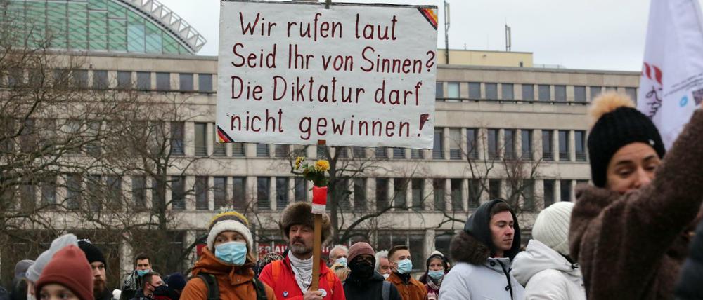 Im Verschwörungswahn. Radikalisierte Impfgegner vergleichen die Demokratie der Bundesrepublik mit einer Diktatur. Hier sind es Demonstranten in Potsdam.