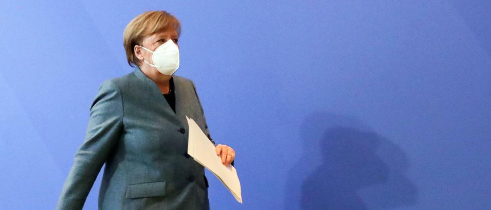 Bundeskanzlerin Angela Merkel (CDU) verlässt die Pressekonferenz nach dem Impfgipfel im Kanzleramt. 