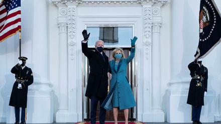 Joe Biden betritt mit seiner Frau Jill Biden erstmals als US-Präsident das Weiße Haus.