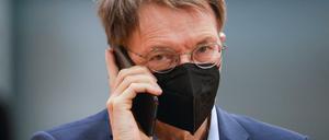 Karl Lauterbach (SPD), Bundesminister für Gesundheit, telefoniert zu Beginn der wöchentlichen Kabinettssitzung im Kanzleramt.