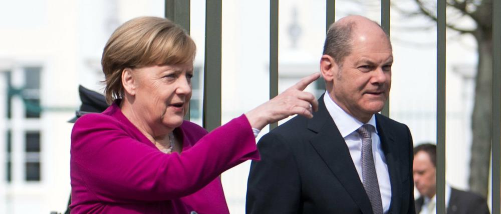 Bundeskanzlerin Angela Merkel (CDU) und Olaf Scholz (SPD), Bundesfinanzminister.
