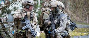 Bundeswehrsoldaten der Eliteeinheit Kommando Spezialkräfte (KSK) trainieren den Häuserkampf und eine Geiselbefreiung. 