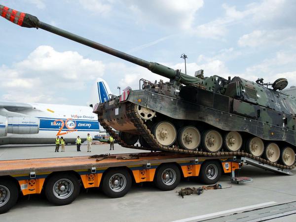 Eine Panzerhaubitze 2000 vom deutschen Rüstungsunternehmen Krauss-Maffei Wegmann wird auf einen Tieflader verladen - die Ukraine setzt auf dieses Artilleriegeschütz. 