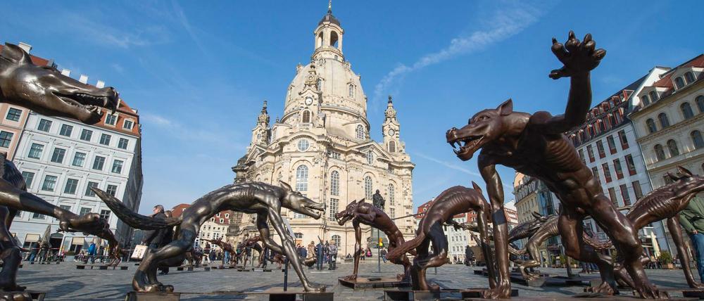 Auf dem Neumarkt vor der Dresdner Frauenkirche hat der Künstler Rainer Opolka (60) am Montag mit der Aufstellung von 66 "Wolfsmenschen" begonnen.