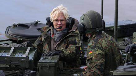 Eine Ahnung von Ernstfall - Verteidigungsministerin Christine Lambrecht (SPD) besucht das Heer.