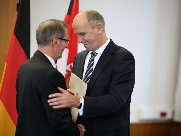 Abschied. Matthias Platzeck spricht im August 2013 mit seinem Nachfolger Dietmar Woidke.