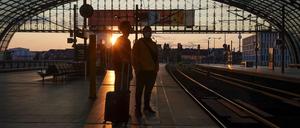 Reisende warten vergeblich auf einen Zug am Hauptbahnhof, der sie nach Amsterdam befördert.