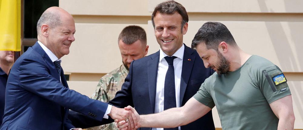 Bundeskanzler Scholz (l.) beim Treffen mit Frankreichs Präsident Macron (m.) und dem ukrainischen Präsidenten Selenskyj (r.). 