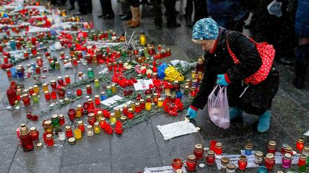 Auf dem Maidan in Kiew stellten die Ukrainer Kerzen auf, mit denen sie den Namen Mariupol auf dem Pflaster formten.