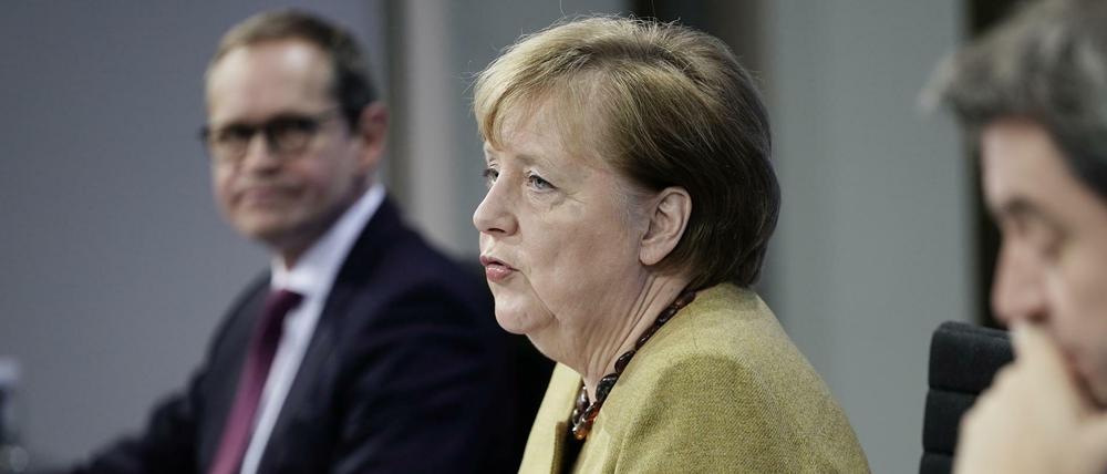 Etwas härter, etwas länger – und dann soll die Impfung greifen. Michael Müller, Angela Merkel und Markus Söder verkünden neue Maßnahmen.