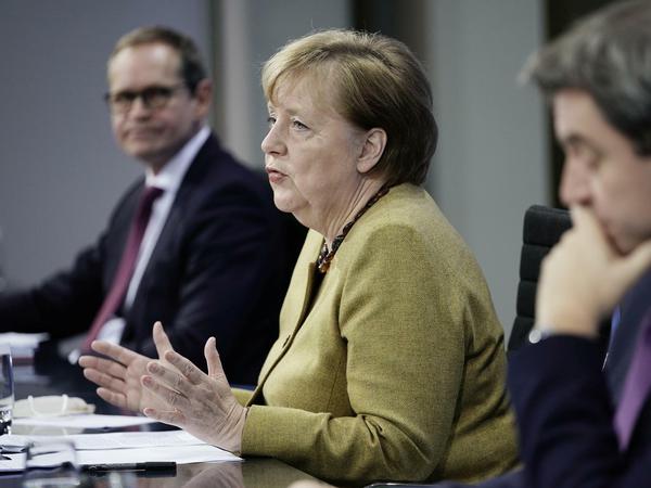 Michael Müller, Angela Merkel und Markus Söder bei der Pressekonferenz am Abend (von links).