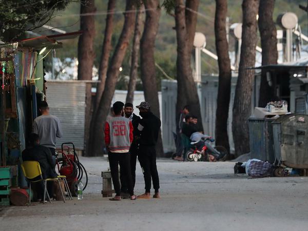 Inzwischen unter Quarantäne: Migranten am Dienstag im Flüchtlingslager Ritsona nördlich von Athen. 