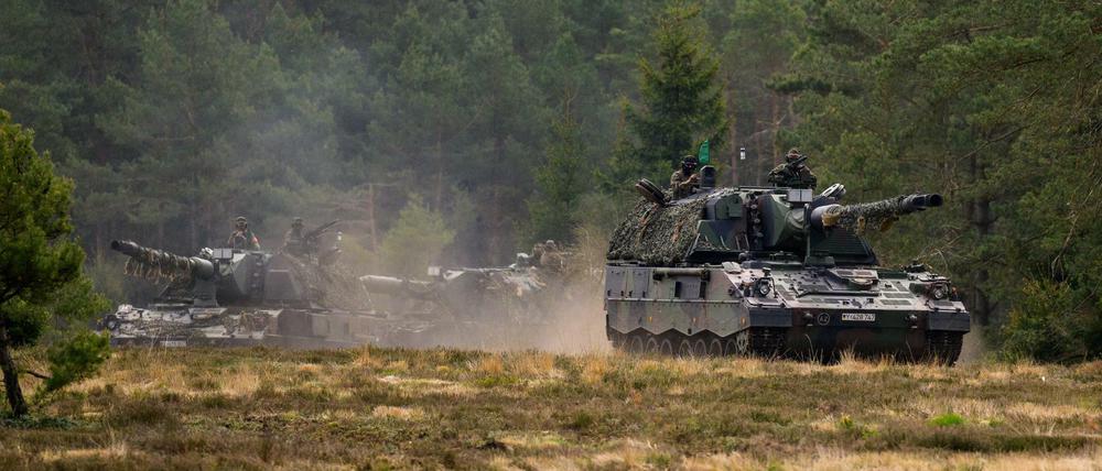 Ukrainische Soldaten sollen ab Mittwoch in Idar-Oberstein den Umgang mit den Panzerhaubitzen 2000 lernen.