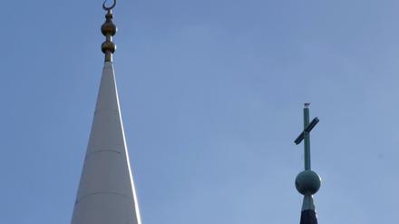 Nebeneinander, gegeneinander, miteinander? Ein Minarett und ein Kirchturm in Mannheim. 