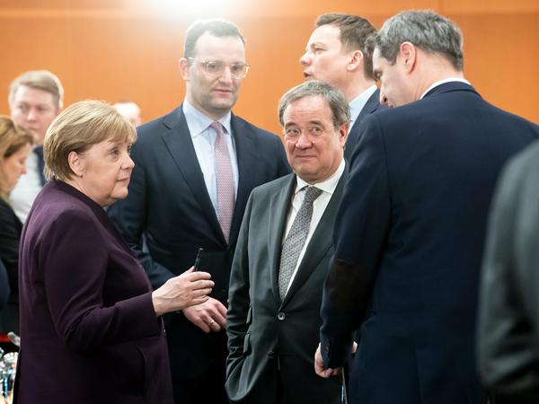 Kritik gibt es an der "Durchgriffspolitik" mit bundesweiten Maßnahmen von Kanzlerin Angela Merkel (CDU). 